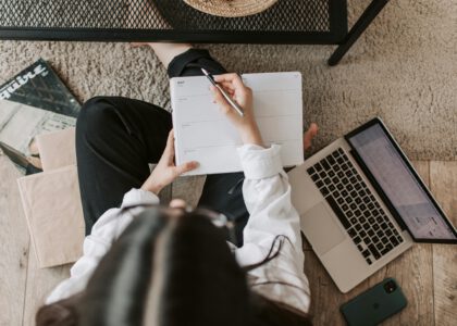 Struggle to stay consistent? Use this student-friendly system to build a daily language habit, featuring abblino for 8–12 minute conversations, habit stacking, and a 4‑week plan that survives busy semesters.