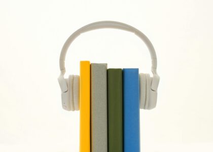 Improve listening comprehension in a new language fast with a practical routine: narrow listening, shadowing, and micro-transcriptions, plus abblino prompts for real-time practice and gentle feedback.