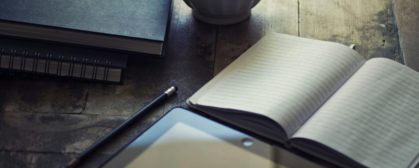 How to improve writing in a new language with a simple student system: frameworks, tone, connectors, and a 7‑step editing checklist, plus abblino prompts to turn spoken ideas into clear, confident text.