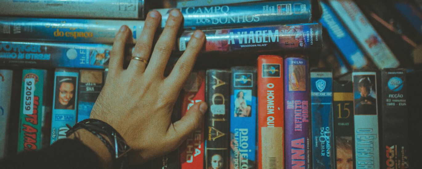 Turn Netflix time into real progress. Use this student-friendly plan to learn a language with movies and TV, subtitles strategy, scene drills, chunk mining, and abblino prompts for speaking practice.