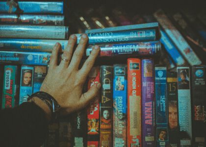 Turn Netflix time into real progress. Use this student-friendly plan to learn a language with movies and TV, subtitles strategy, scene drills, chunk mining, and abblino prompts for speaking practice.