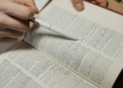 Stop memorizing word lists. Learn vocabulary faster with chunking, context, and daily conversation practice, featuring abblino. Get routines, templates, and prompts to lock in real-world language.