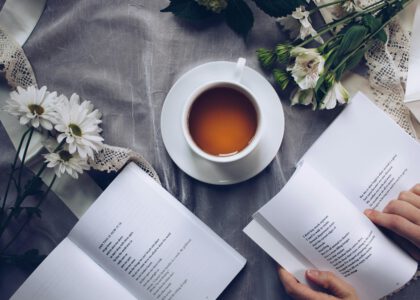 Should you read widely or dig into every detail? Learn how students can combine extensive and intensive reading for faster progress, plus abblino prompts to turn reading into speaking confidence. This is an extensive vs. intensive reading for language learners guide.