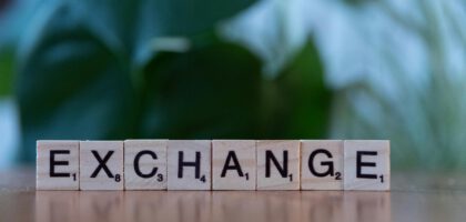 Ready for real conversations? Learn how language exchange for students works, find a partner, set smart goals, and run high‑value sessions, plus abblino prompts to warm up, role‑play, and debrief like a pro.