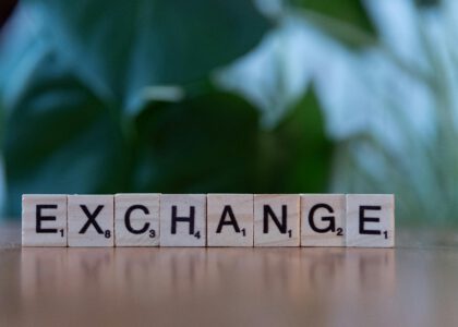 Ready for real conversations? Learn how language exchange for students works, find a partner, set smart goals, and run high‑value sessions, plus abblino prompts to warm up, role‑play, and debrief like a pro.