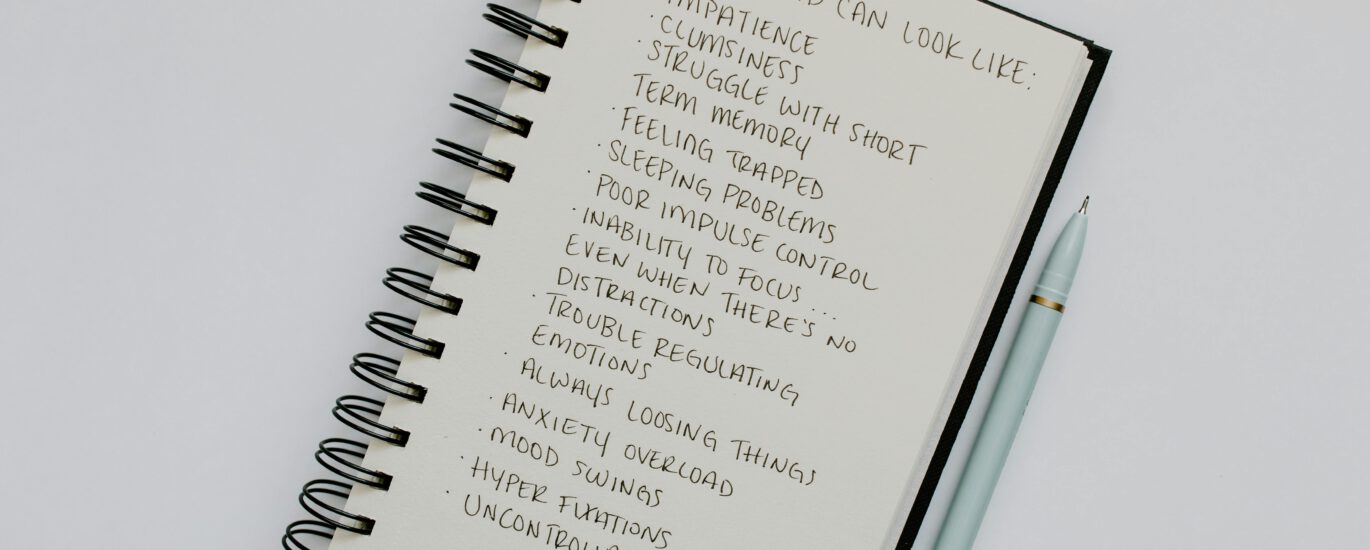 Short on focus, big on goals? Use this ADHD language learning system with 5–12 minute sprints, choice menus, body doubling, and dopamine‑smart routines, plus abblino prompts for low‑pressure conversation.
