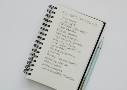 Short on focus, big on goals? Use this ADHD language learning system with 5–12 minute sprints, choice menus, body doubling, and dopamine‑smart routines, plus abblino prompts for low‑pressure conversation.