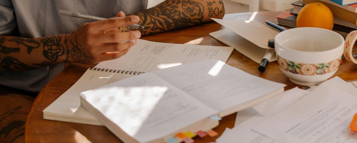 Stop building sentences word-by-word. Use chunking for Language Learners, reusable phrase frames, to sound natural fast. Get a student-friendly system, drills, and abblino prompts to mine, tag, and deploy chunks in real conversation.