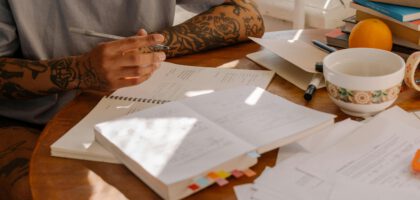 Stop building sentences word-by-word. Use chunking for Language Learners, reusable phrase frames, to sound natural fast. Get a student-friendly system, drills, and abblino prompts to mine, tag, and deploy chunks in real conversation.