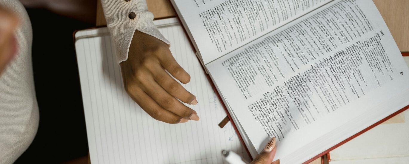 Stuck in "I understand, but I don't improve"? Use this student-friendly system to break the intermediate plateau language learning, constraints, complexity ramps, scenario cycles, and abblino prompts for fluent, natural speech.