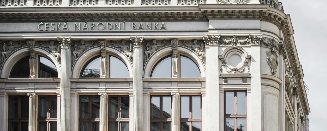 New country, new bank? Use this expat banking guide to book appointments, bring the right documents, understand fees, and set up everyday payments, plus abblino role‑plays and phrase banks so you communicate clearly at the branch or on the phone.