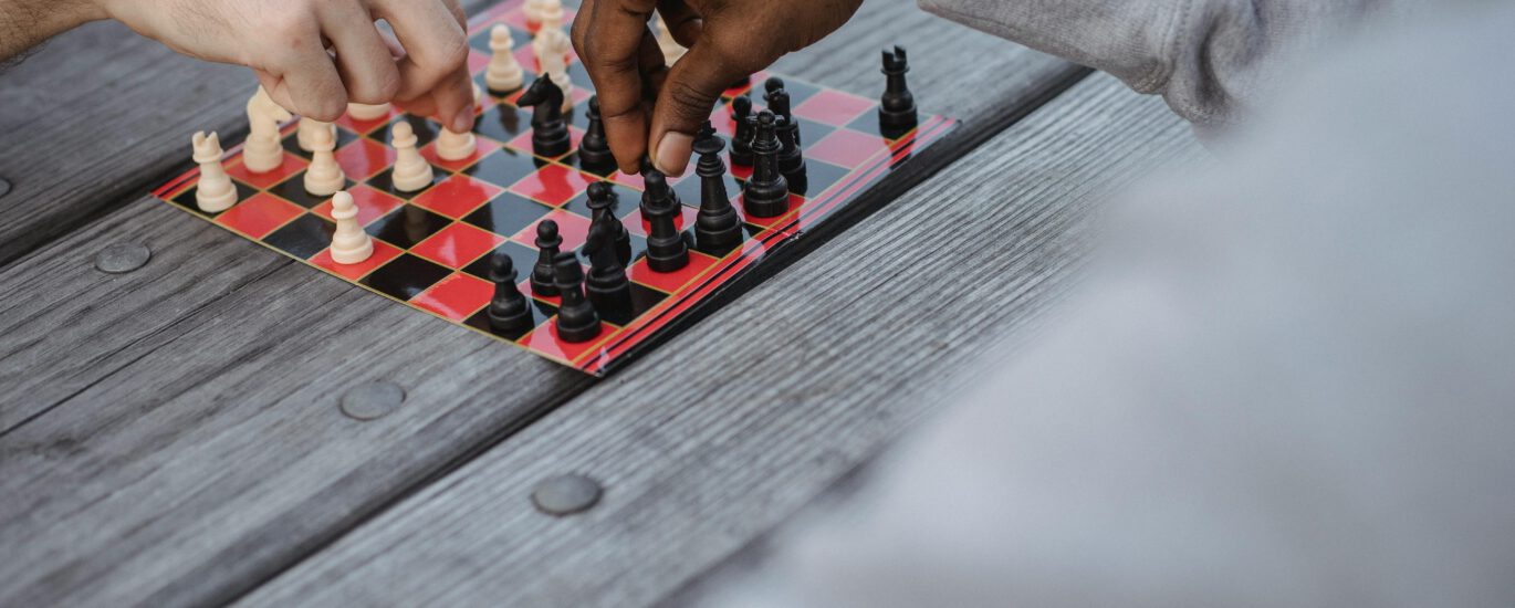 New country, new social life. Use this expat-friendly guide to make friends abroad, start conversations, join meetups and set boundaries, plus abblino role-plays, phrase banks, and micro-drills to feel natural and confident.