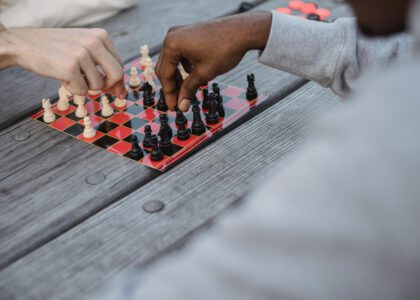 New country, new social life. Use this expat-friendly guide to make friends abroad, start conversations, join meetups and set boundaries, plus abblino role-plays, phrase banks, and micro-drills to feel natural and confident.