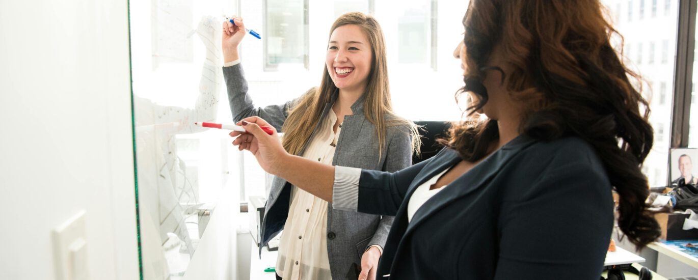 New job, new language, new norms. Use this expat‑friendly system for clear workplace communication abroad, standups, status updates, emails, chat, and feedback, plus abblino role‑plays and templates to sound professional and calm.