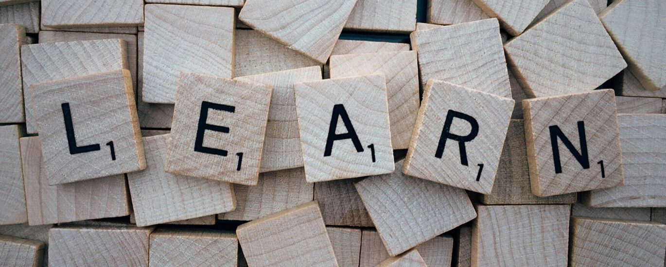 This guide from abblino is designed around the reality of that experience, not around an idealised version of it. It gives you a practical, daily system for building the exact type of spoken language competence expat life demands: survival communication, polite clarity, calm recovery under pressure, and enough social confidence to stop living in an English-only bubble. This is easy language learning for expats.