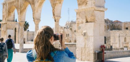 Land smoothly in your new country with a 30-day expat language plan: survival scripts, micro-habits, and real-life missions, plus abblino prompts for role-plays, gentle corrections, and fast confidence. Language Learning Plan for Expats 2026.